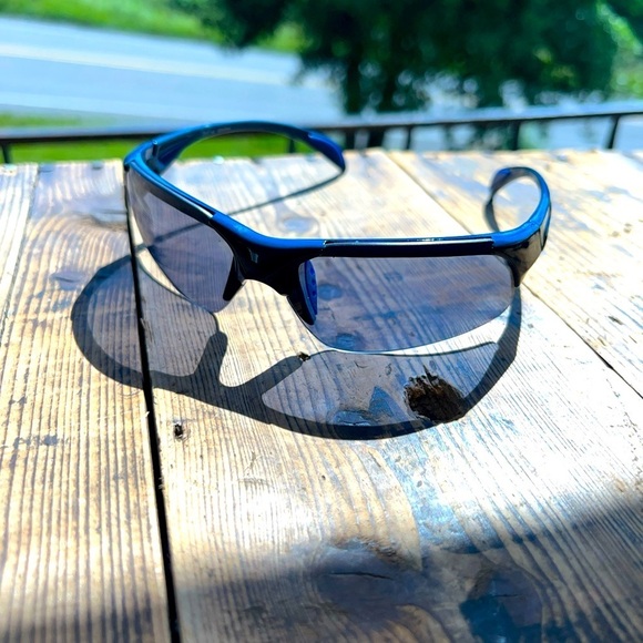 IZOD IZ 105 92 Navy BLUE SUNGLASSES Preowned - Picture 1 of 5